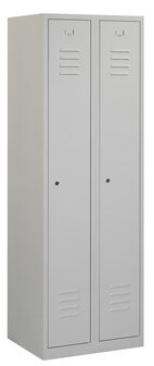 Lockerkast 180 x 60 x 50 cm (HxBxD) met ventilatie sleuven in deur.