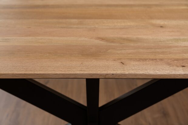 Tonvormige vergadertafel met duurzaam mangohouten werkblad en zwart gespoten matrix onderstel.