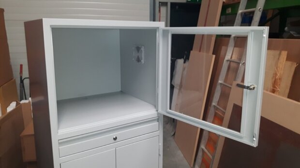 Computerkast / Industriele PC kast op 4 zwenkwielen.