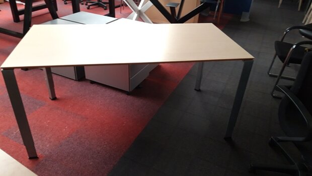 Ahrend bureau. In hoogte verstelbaar. 160 x 80 cm