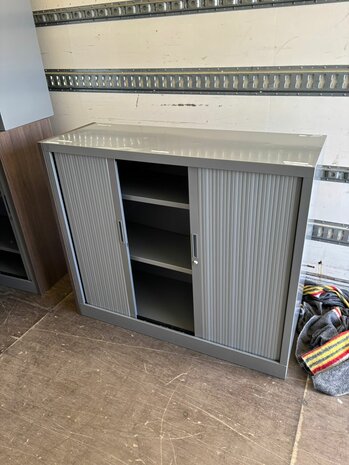Archiefkast 105 hoog x 120 breed x 43 diep. Aluminium kleur