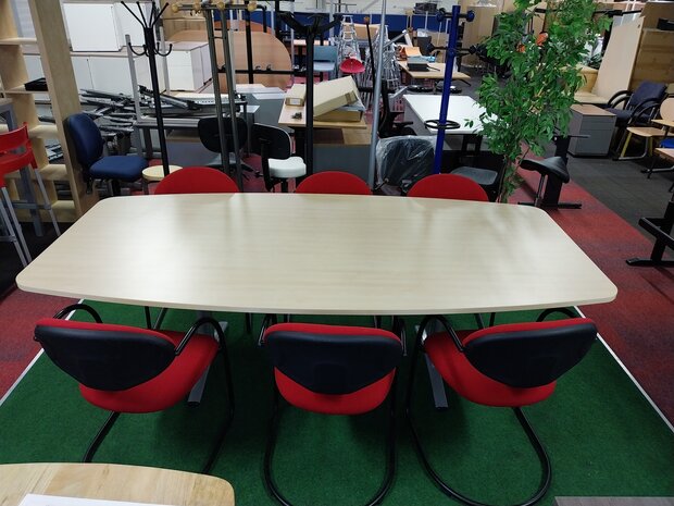 Vergadertafel met 6 stoelen.