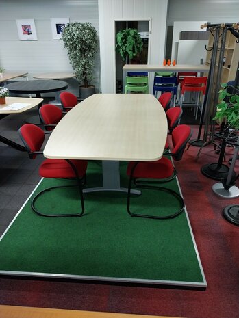 Vergadertafel met 6 stoelen.
