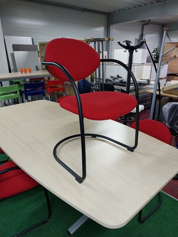 Vergadertafel met 6 stoelen.