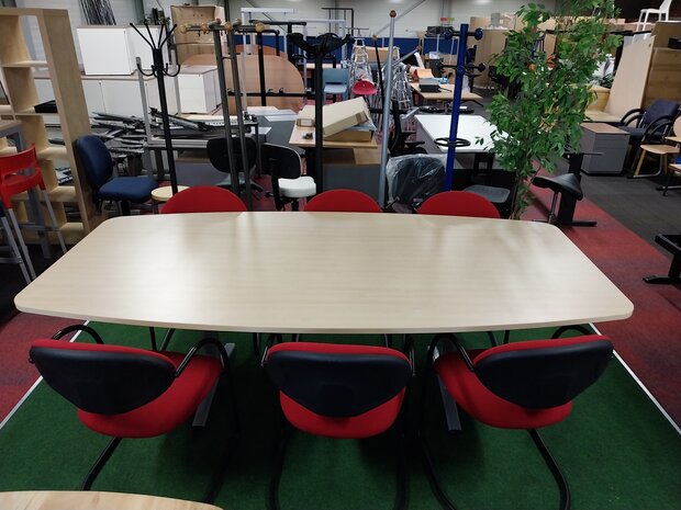 Vergadertafel met 6 stoelen.
