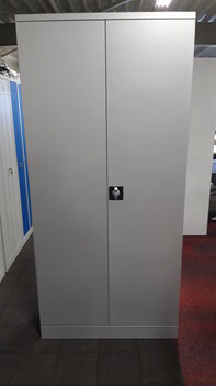 Zelfbouw draaideurkast met de afmeting 195 x 92 x 42 cm. inclusief 4 legborden. Zelfbouw draaideurkast met de afmeting 195 x 92 x 42 cm. inclusief 4 legborden.