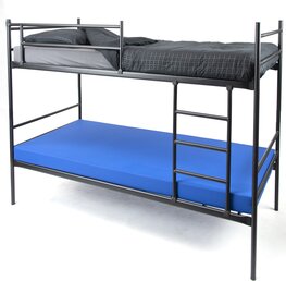 Eenvoudige, degelijke en robuuste stalen stapelbaar bed van 90 x 200 cm exclusief matrassen.