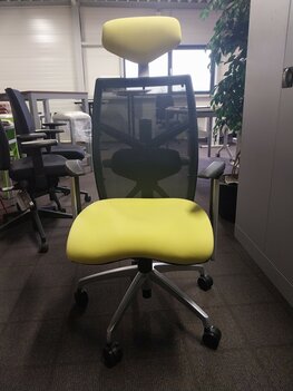 Mooie bureaustoel in pistachegroen met hoofdsteun en mesh rugleuning