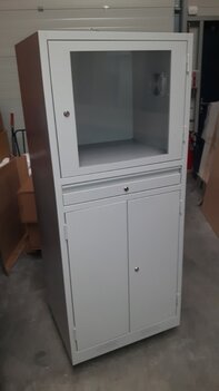 Computerkast / Industriele PC kast op 4 zwenkwielen. Computerkast / Industriele PC kast op 4 zwenkwielen.